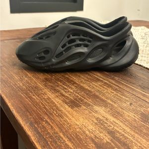 Men’s Black Foam Runners Size 6